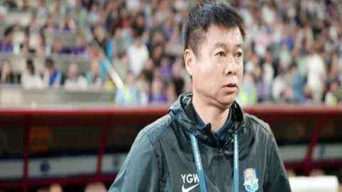 亚冬会女子单板滑雪大跳台：熊诗芮摘金，张小楠获银